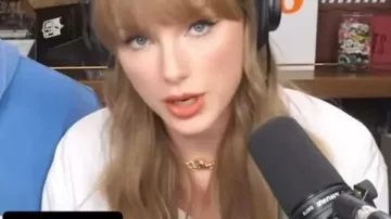 Camisa blanca de Taylor Swift en New Heights con Jason y Travis Kelce