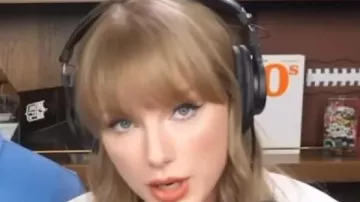 Esta camisa blanca usada por Taylor Swift en su debut en el podcast 'New Heights' 2025 de su novio Travis Kelce