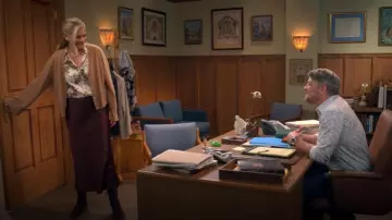 L’Agence Tyler Blouse en soie portée par Carol (Kristen Johnston) comme on le voit dans Leanne (S01E15)