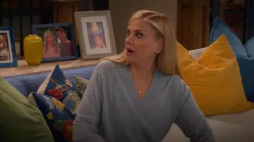 Nordstrom Button Detail Wool V-Neck Sweater porté par Carol (Kristen Johnston) comme on le voit dans Leanne (S01E16)