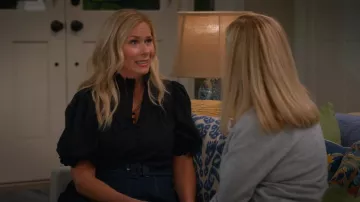 Cinq a Sept Falda midi asimétrica de mezclilla de Zelda usada por Leanne (Leanne Morgan) como se ve en Leanne (S01E16)