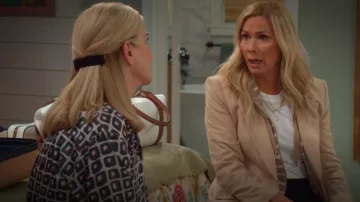 Veronica Beard Battista Blazer en Stone Khaki usado por Leanne (Leanne Morgan) como se ve en Leanne (S01E16)