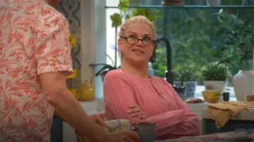 Cardigan Hannah de la Réforme porté par Carol (Kristen Johnston) comme on le voit dans Leanne (S01E16)