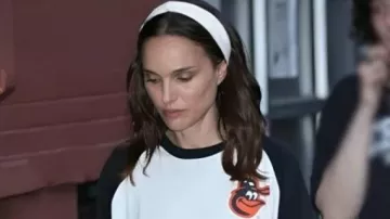 NYC Baltimore Orioles Sweat-shirt porté par Natalie Portman dans la vidéo YouTube Baltimore Orioles vs New York Yankees (19 mai 1998) « The Yanks & O’s Rumble In The Big Apple »