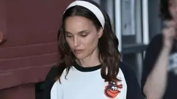 Sudadera de los Orioles de Baltimore de Nueva York usada por Natalie Portman en el video de YouTube Baltimore Orioles vs New York Yankees (19 de mayo de 1998) "The Yanks & O's Rumble In The Big Apple"