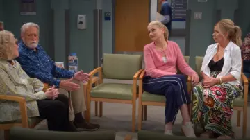 Adidas VL Court 3.0 Casual Sneakers usado por Carol (Kristen Johnston) como se ve en Leanne (S01E16)