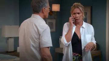 Camisa abotonada de lino Reiss Belle usada por Leanne (Leanne Morgan) como se ve en Leanne (S01E16)