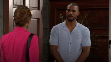 Camisa Reiss Royce en azul suave usada por Holden Novak (Nathan Owens) como se ve en The Young and the Restless el 11 de agosto de 2025