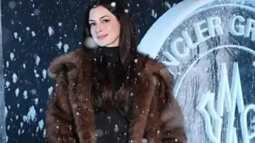Anne Hathaway Fall 2025 Show Fur Coat