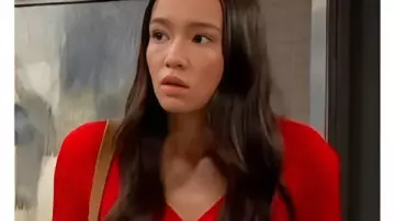 Rachel Boyd Cardigan Ombre Rouge porté par (Rachel Boyd) dans Des Jours et des Vies (S60E127)