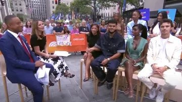 Sandales à lanières Prada Suede portées par Savannah Guthrie comme on le voit dans Today le 14 août 2025