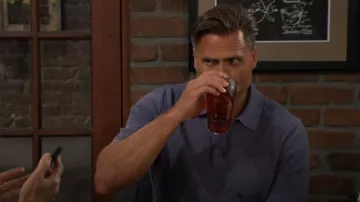 Polo Reiss Lupton en azul de la Fuerza Aérea usado por Nick Newman (Joshua Morrow) como se ve en The Young and the Restless el 15 de agosto de 2025