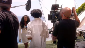 Mini cubierta de manga acampanada de ganchillo blanco Cupshe usada por Serena Page como se ve en Love Island: Beyond the Villa (S01E02)