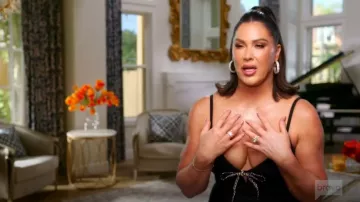 Minivestido con lazo adornado de Cinq a Sept Adele usado por Emily Simpson como se ve en The Real Housewives of Orange County (S19E06)