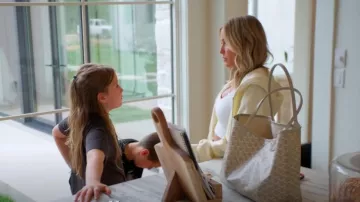 Bolso Goyard Sun Louis Couleurs Voie Pm usado por Kristin Cavallar como se ve en Honestly Cavallari: The Headline Tour (S01E06)