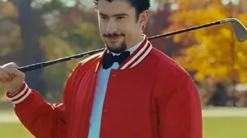Bad Bunny Veste Letterman Rouge portée par (Bad Bunny) dans Happy Gilmore 2
