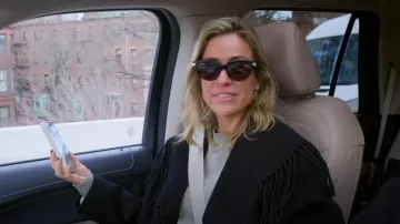 Gafas de sol Bold Ribbon Cat Eye de Bottega Veneta en Shiny Black& Grey usadas por ella misma (Kristin Cavallari) como se ve en Honestly Cavallari: The Headline Tour (S01E06)