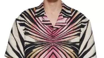 E! Noticias 2025 Camisa rosa estampada usada por Travis Kelce como se ve en E! Noticia