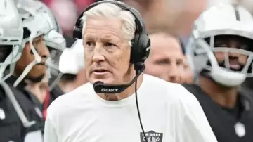 Sudadera blanca de los Raiders de la pretemporada de la NFL 2025 usada por Pete Carroll en el video de YouTube Pete Carroll estaba enojado El gol de campo ganador del juego de los Raiders fue bloqueado vs Seahawks Pretemporada ???? de la NFL 2025