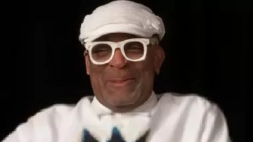 Access Hollywood Pull blanc porté par Spike Lee comme on le voit à Access Hollywood