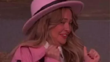 Big Brother USA Trench Coat rose porté par (Katherine Woodman) comme on le voit dans Big Brother (S26E17)