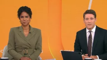 Blazer con cinturón verde oliva de Osman Yousefzada Collective usado por Adriana Díaz como se ve en CBS Mornings el 14 de agosto de 2025