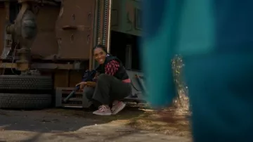 Baskets Chloe Nama portées par Faith Mitchell (Iantha Richardson) comme on le voit dans Will Trent (S03E18)