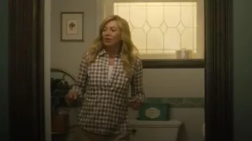 Chemise garçon manqué à carreaux James Perse Standardn portée par Kristine Barnett (Ellen Pompeo) comme on le voit dans Good American Family (S01E04)