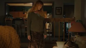 Dkny Forest Green Ladies Zip Up - Petit porté par Cynthia Mans (Christina Hendricks) comme on le voit dans Good American Family (S01E06)