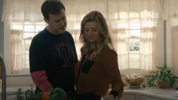 Diane Von Furstenberg Blouse en soie portée par Kristine Barnett (Ellen Pompeo) comme on le voit dans Good American Family (S01E07)