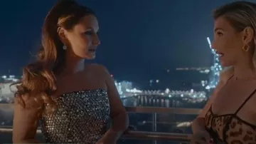Top plateado Paige de Nadine Merabi usado por Samantha Faiers como se ve en Sam & Billie: Sister Act (S01E01)