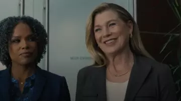 Collar de declaración de barra anudada en tono dorado Dkny usado por Kristine Barnett (Ellen Pompeo) como se ve en Good American Family (S01E07)
