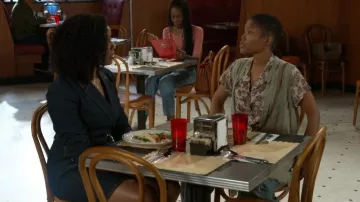 Cinq a Sept Jenessa Vestido blazer de mezclilla con cinturón usado por Naomi Hamilton Hawthorne (Arielle Prepetit) como se ve en Beyond the Gates (S01E98)