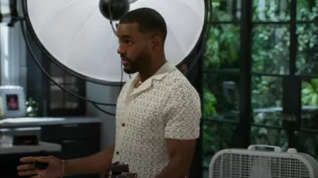 Camisa de punto abierto Reiss Roulette Camp usada por Andre Richardson (Sean Freeman) como se ve en Beyond the Gates (S01E98)