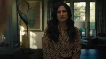 BUSA A.P.C. Sutton usada por Valika (Sarayu Rao) como se ve en Good American Family (S01E08)