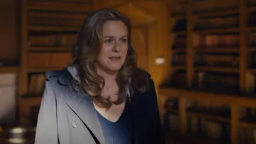 Chaqueta Cinq a Sept Khloé usada por Fiona Fox (Alicia Silverstone) como se ve en Irish Blood (S01E01)