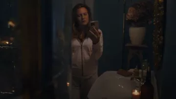 James Perse Vintage Zip Hoodie porté par Fiona Fox (Alicia Silverstone) comme on le voit dans Irish Blood (S01E03)