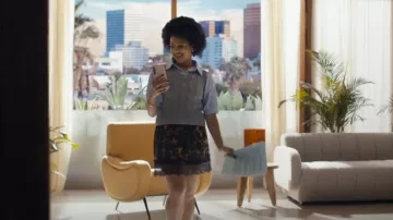 River Island Mini jupe en satin beige en dentelle léopard portée par Tess (Djouliet Amara) comme on le voit dans Irish Blood (S01E03)