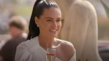 Vivienne Westwood Mini Mayfair Bas Relief Stud Earrings usados por Olivia Hawkins como se ve en Celebs Go Dating