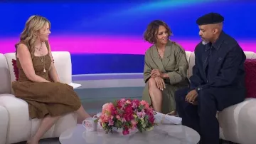 Veste en jean Jacquemus Indigo Wash portée par Van Hunt comme on le voit dans Today with Jenna & Friends le 19 août 2025