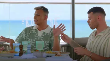 Boohoo Oversized Jacquard Square Revere Knitted Polo and Shorts Ensemble porté par Junaid Ahmed comme on le voit dans The Only Way Is Essex (S35E01)