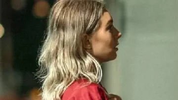 Night Always Comes Bomber Jacket usada por Lynette (Vanessa Kirby) como se ve en Night Always Comes