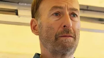 Camiseta azul de Nobody 2 usada por Hutch Mansell (Bob Odenkirk) como se ve en Nobody 2