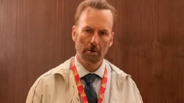 Chaqueta bomber blanca de Nobody 2 usada por Hutch Mansell (Bob Odenkirk) como se ve en Nobody 2