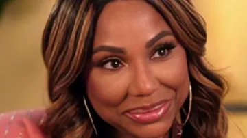 Atrapado en el acto Blazer rosa embellecedor de doble vida usado por Self - Host (Tamar Braxton) como se ve en Atrapado en el acto: Double Life (S01E04)