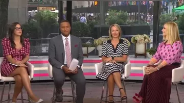 Derek Lam 10 Crosby Robe en tricot à rayures ondulées portée par Dylan Dreyer comme on le voit dans Today le 20 août 2025