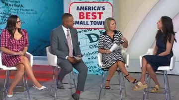 Sandalias de plataforma con hebilla de cristal de rafia Roger Vivier usadas por Jacqui Gifford como se ve en Today el 20 de agosto de 2025