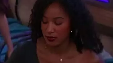 Big Brother USA Floral One Shoulder Top porté par (Ashley Hollis) comme on le voit dans Big Brother (S26E19)