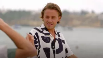 Camisa Bershka con estampado geométrico usada por Freddie Bentley como se ve en The Only Way Is Essex (S35E02)