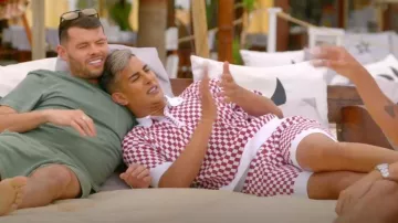 Boohoo Man Oversize Boxy Jacquard Checkboard Knitted Polo & Relaxed Short Set porté par Junaid Ahmed comme on le voit dans The Only Way Is Essex (S35E02)